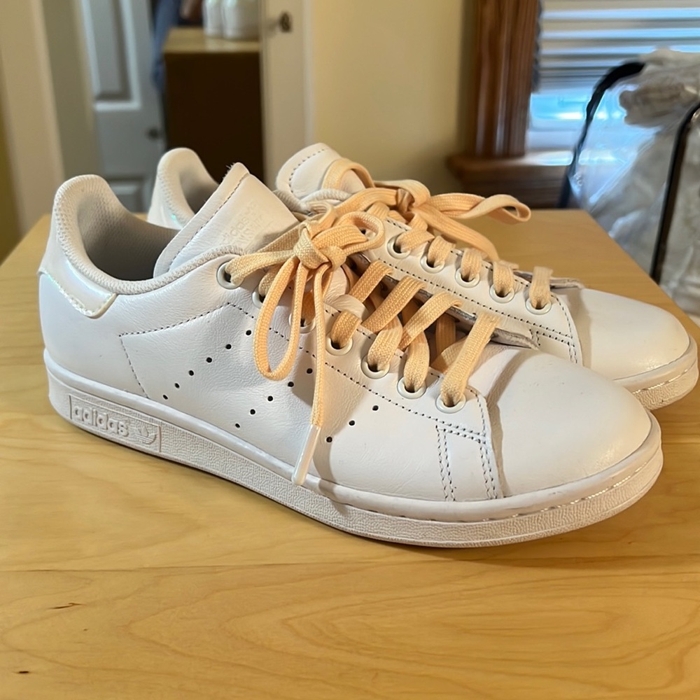Adidas - Stan Smith - Women’s size 7 - EUC